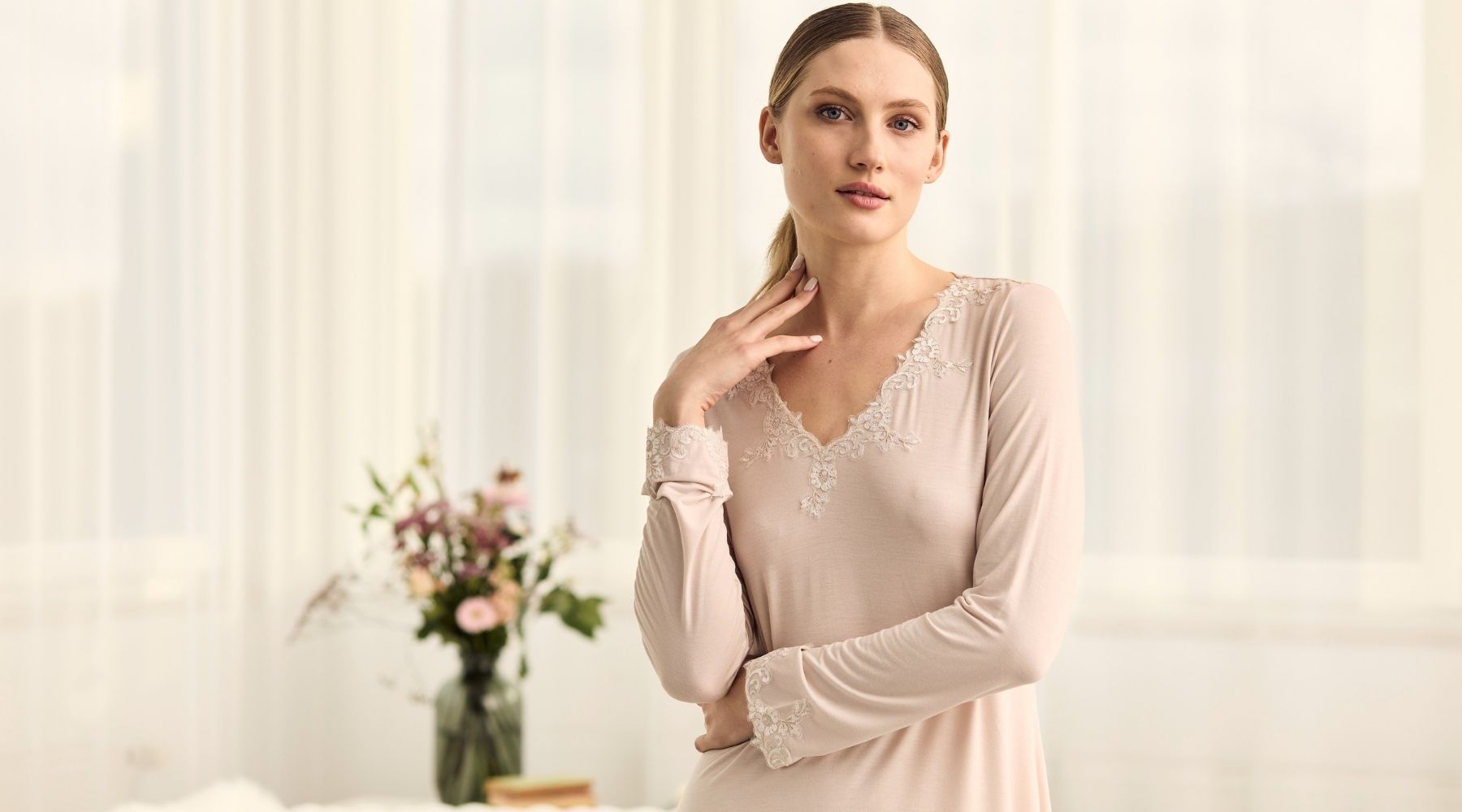 Fürstenberg Fashion Nachtwäsche Taos Lace – Nachthemd aus 100 % Baumwolle in Puder mit Spitzendetails, erhältlich bei Betten Rüger in Nürnberg